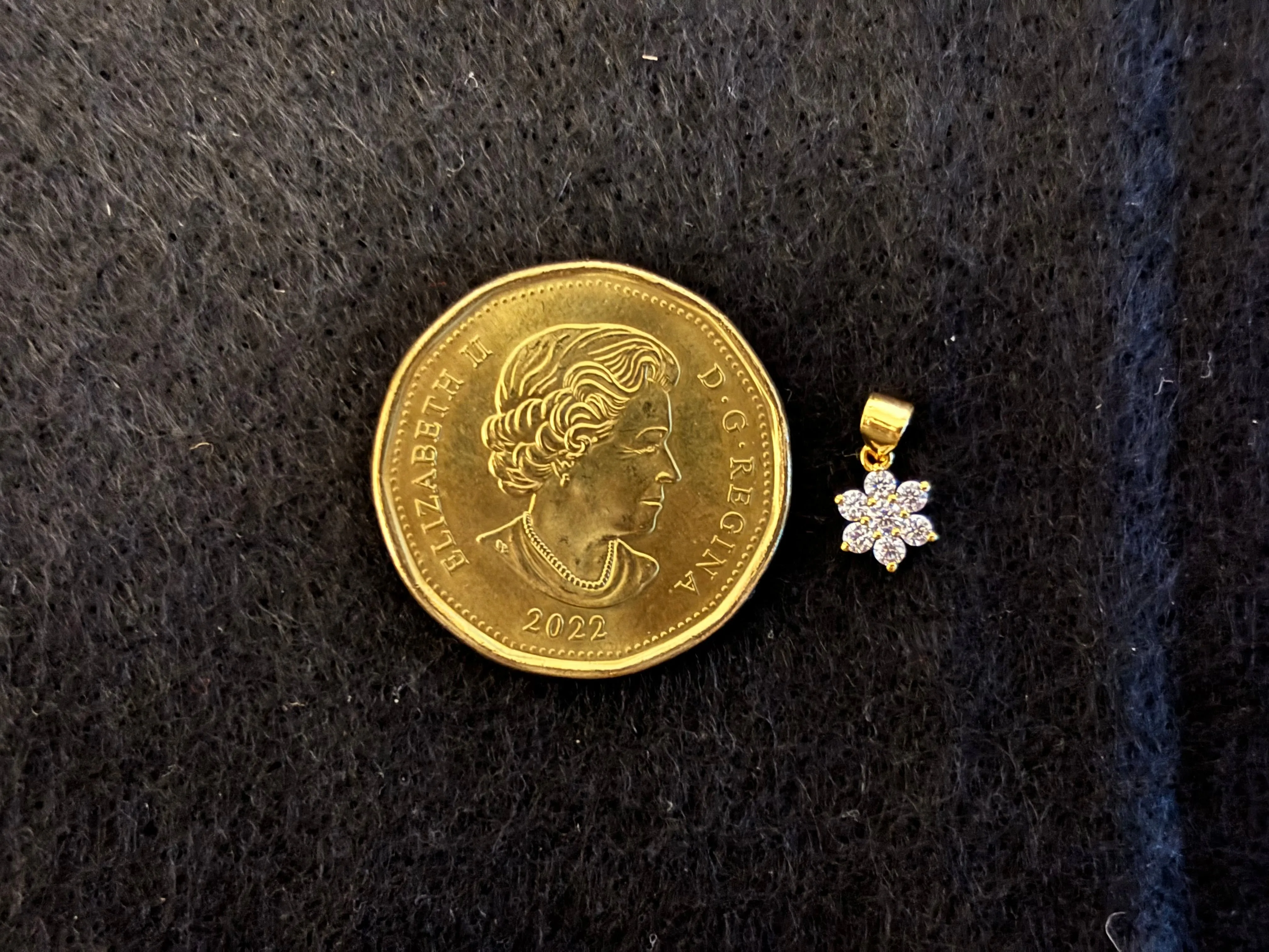 18K Gold Flower Pendant with Stone