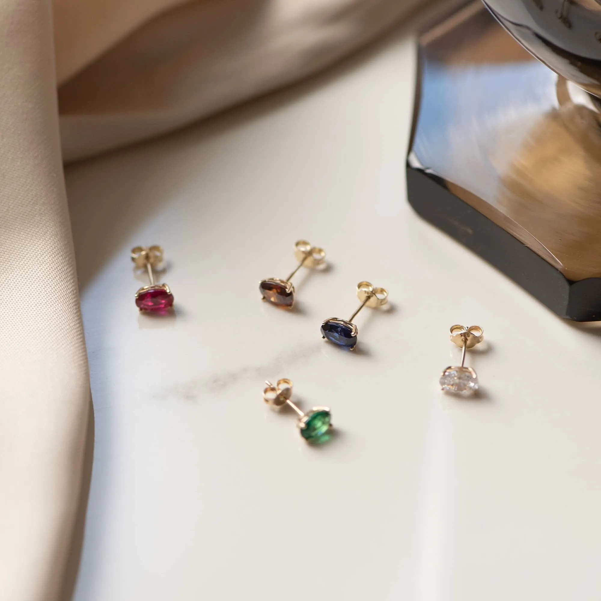 Baguette Roux 14 karat gold stud ear studs with red zirconia stone