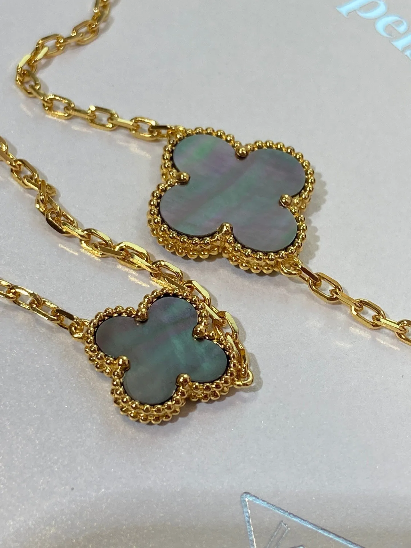 CLOVER ONYX MOP 16 MOTIF GOLD 130CM NECKLACE