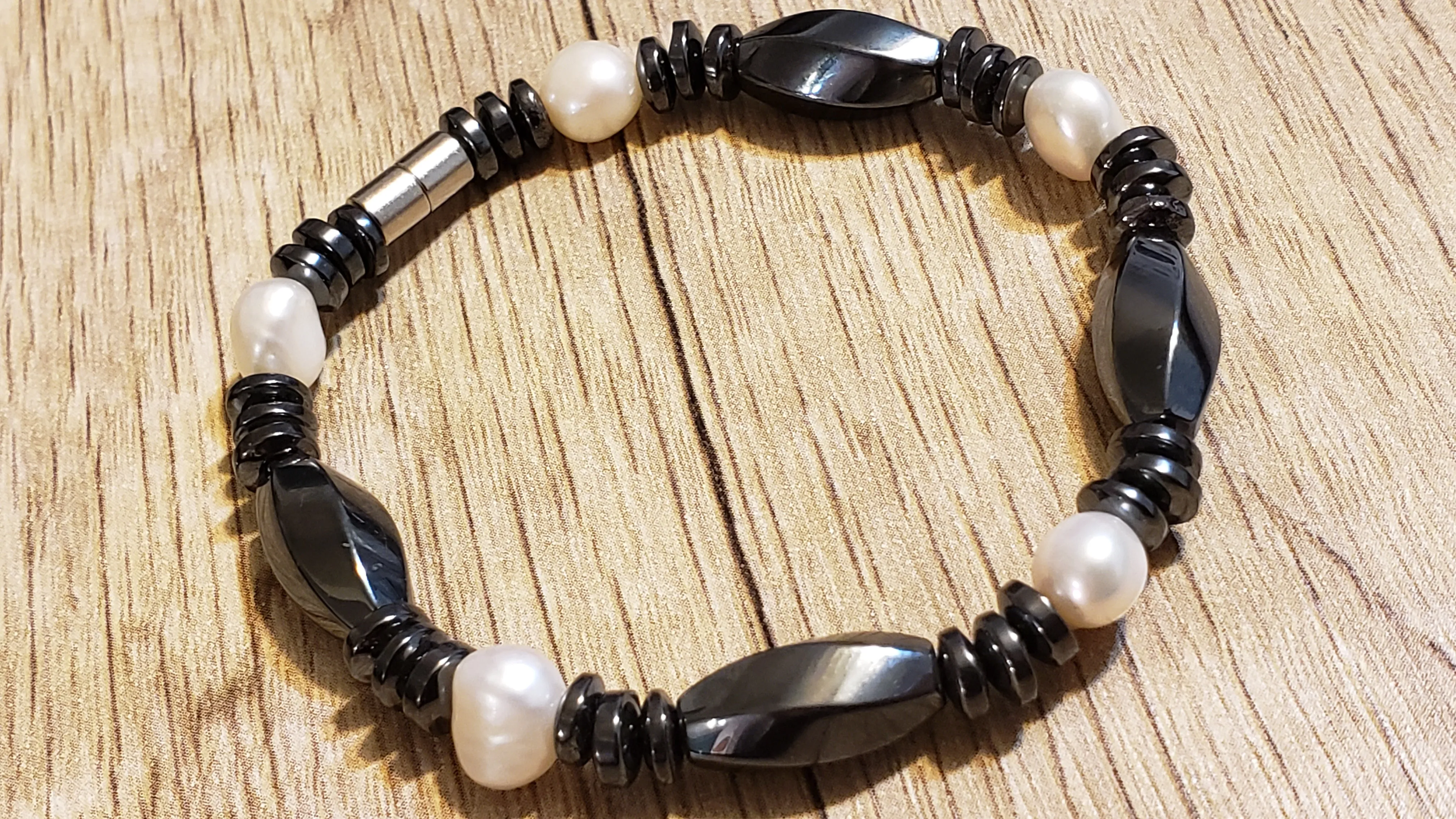 Hemotite & Freshwater Pearl 7" Bracelet with Magnet Clasp.
