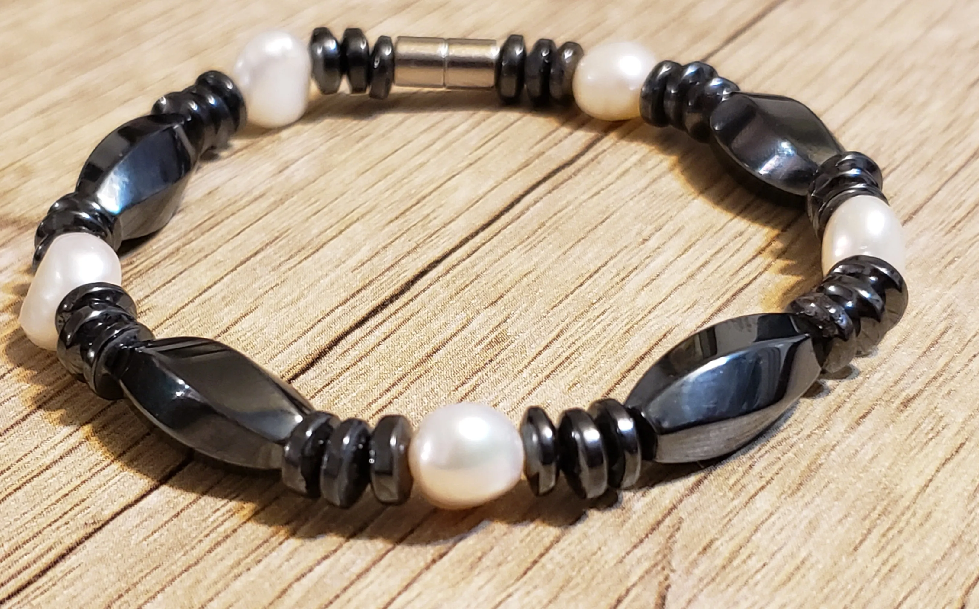 Hemotite & Freshwater Pearl 7" Bracelet with Magnet Clasp.
