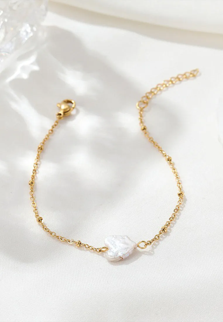 Lydia Love Shape Baroque Pearl Pendant Dotted Chain Link Bracelet in Gold