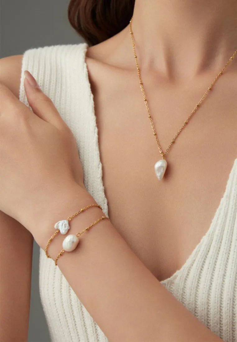 Lydia Love Shape Baroque Pearl Pendant Dotted Chain Link Bracelet in Gold