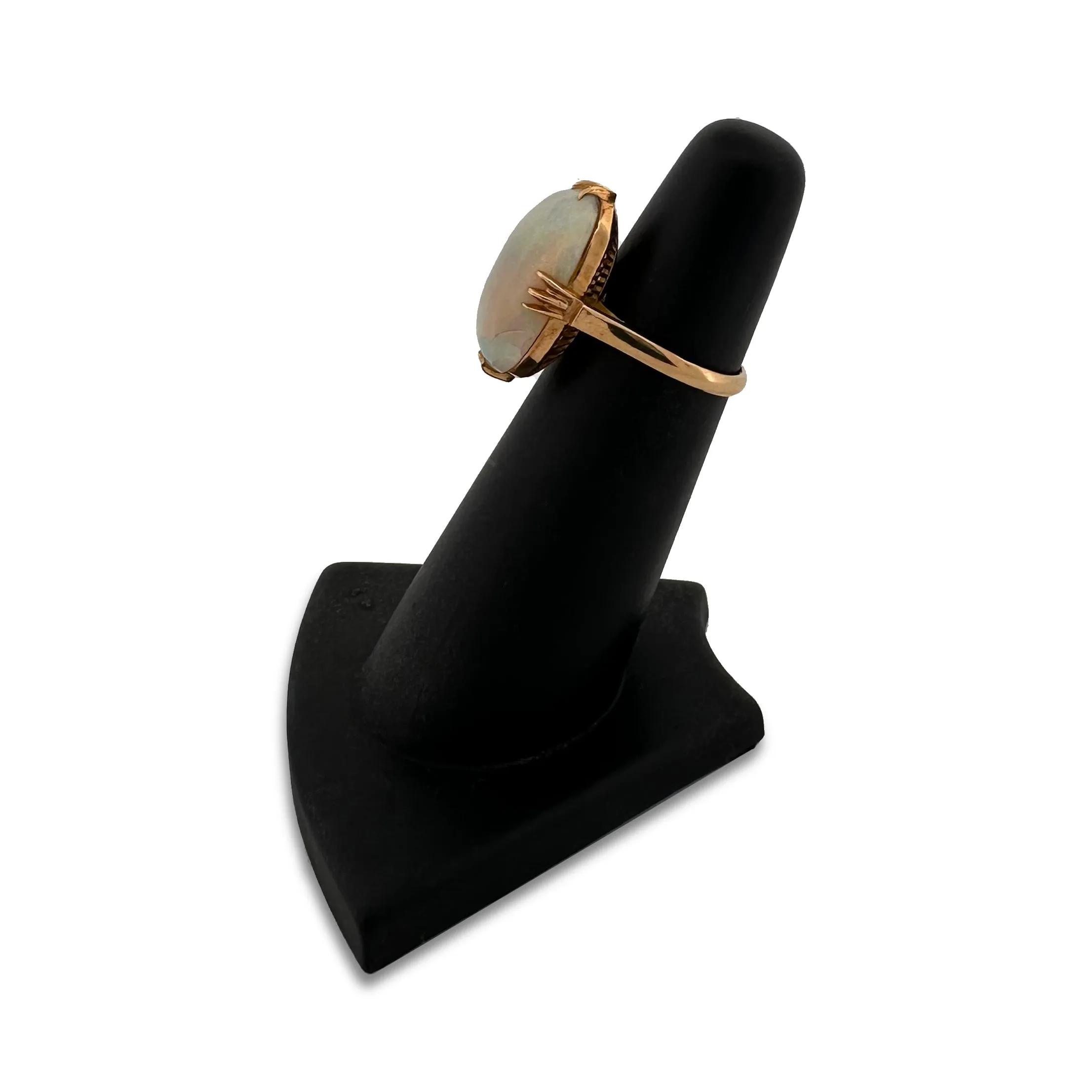 Vintage 3cts Oval Opal Cocktail Ring in 18k Yellow Gold